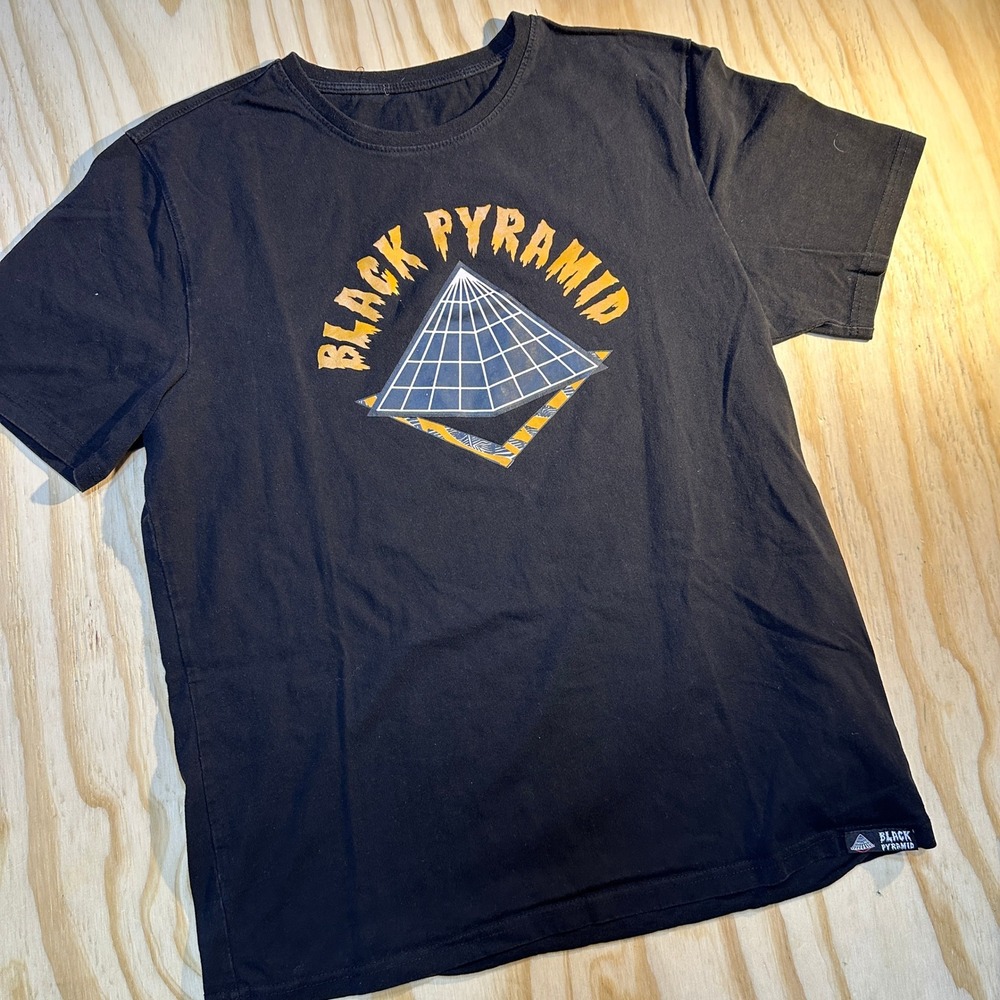 Black Pyramid Mens Medium Black Graphic Streetwear Tee Chris Brown Logo Shirt
